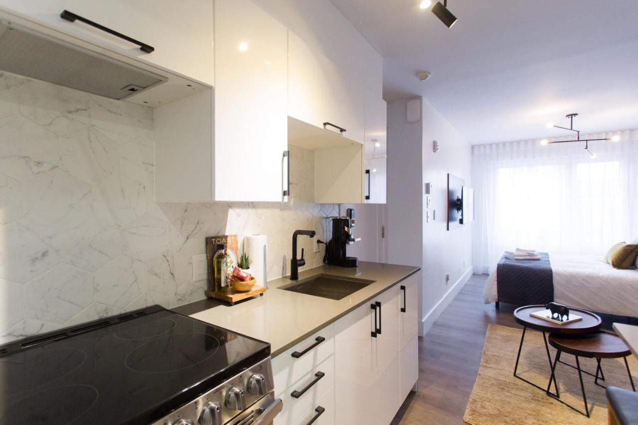 Fun & Funky Little Italy Studio With Full Kitchen By Den Stays Монреаль Экстерьер фото